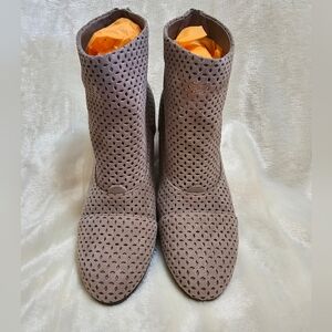 Aerosoles Vital Sign Suede Spring Perforated Ankle Bootie Shoes Women's 9.5 NIB